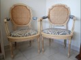 Photo 2 — Paire de fauteuils avec accoudoirs.